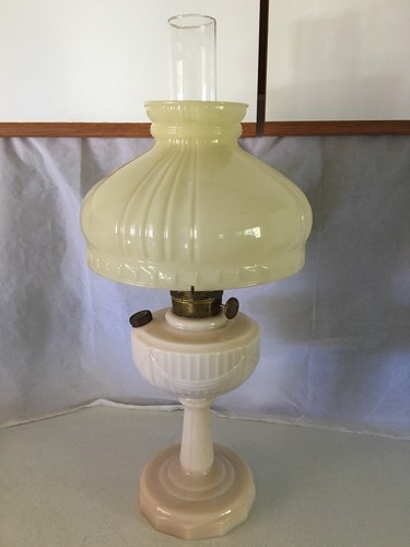 Vtg Aladdin Lincoln Drape Tall Alacite Glass Oil Lamp With Rare Shade Model B