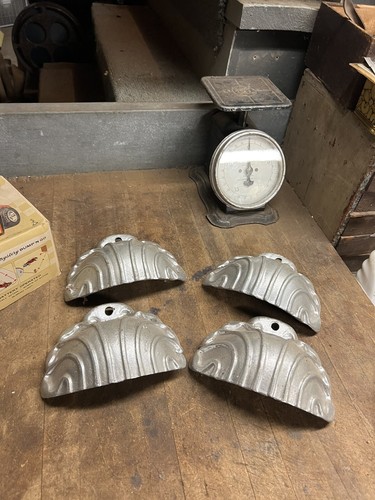 ライオン頭部デザインの金属製プレート 2個セット！ Oil Gas Service Station Sign Pole Cast Iron Nut Bolt Covers