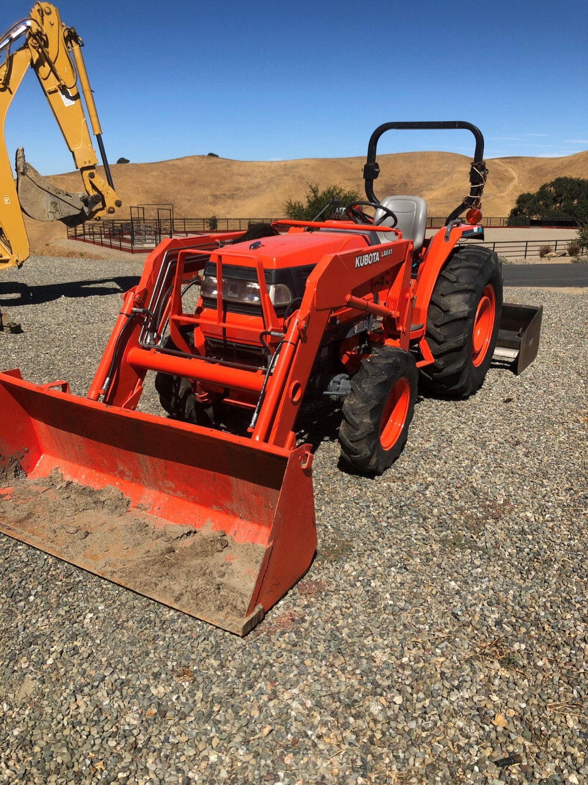 kubota L3710 HST tractor front loader 4X4 Gearmore 72