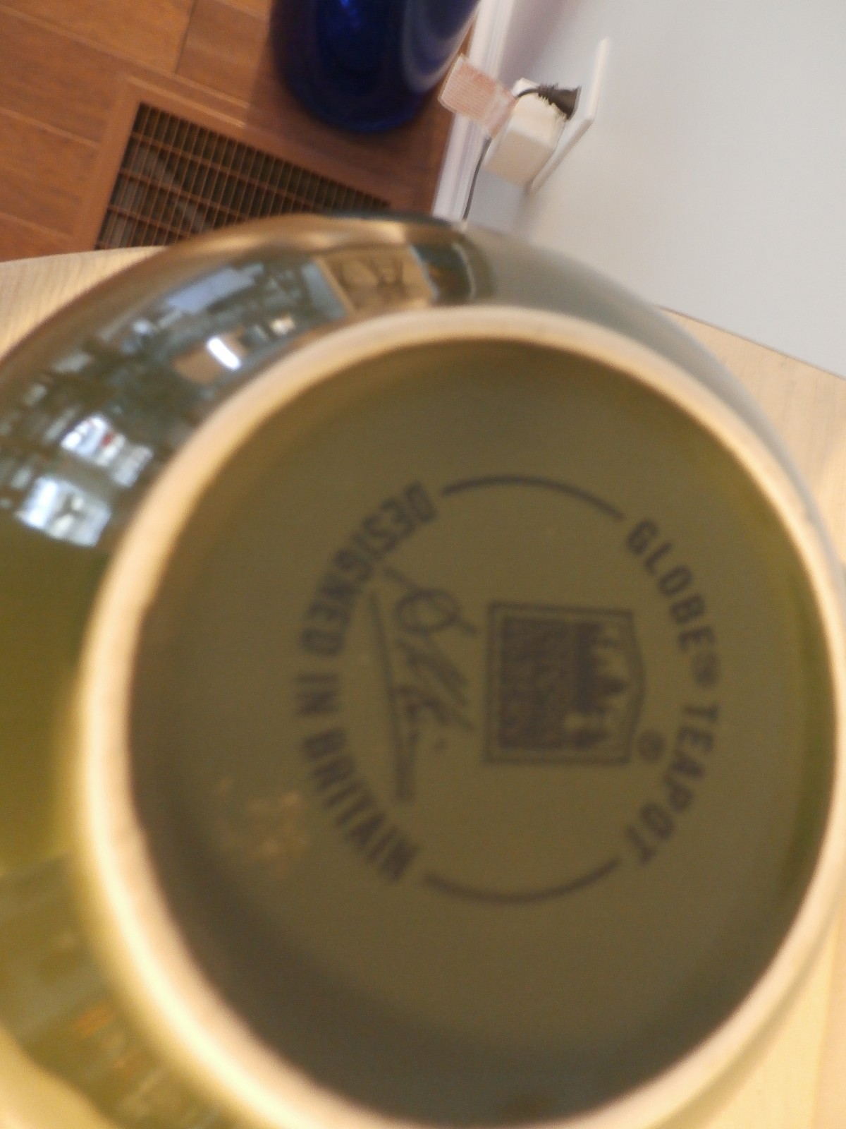 Dark GREEN POTTERY 4 Cup GLOBE TEAPOT Designed in BRITIAN Preowned EX CONDITION