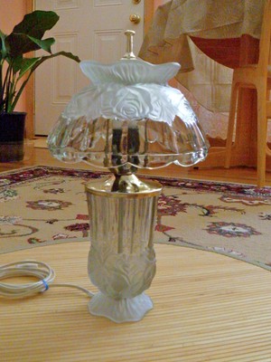 SOLID HEAVY CRYSTAL LAMP  PARTIALLY FROSTED GLASS  ROSES DESIGN