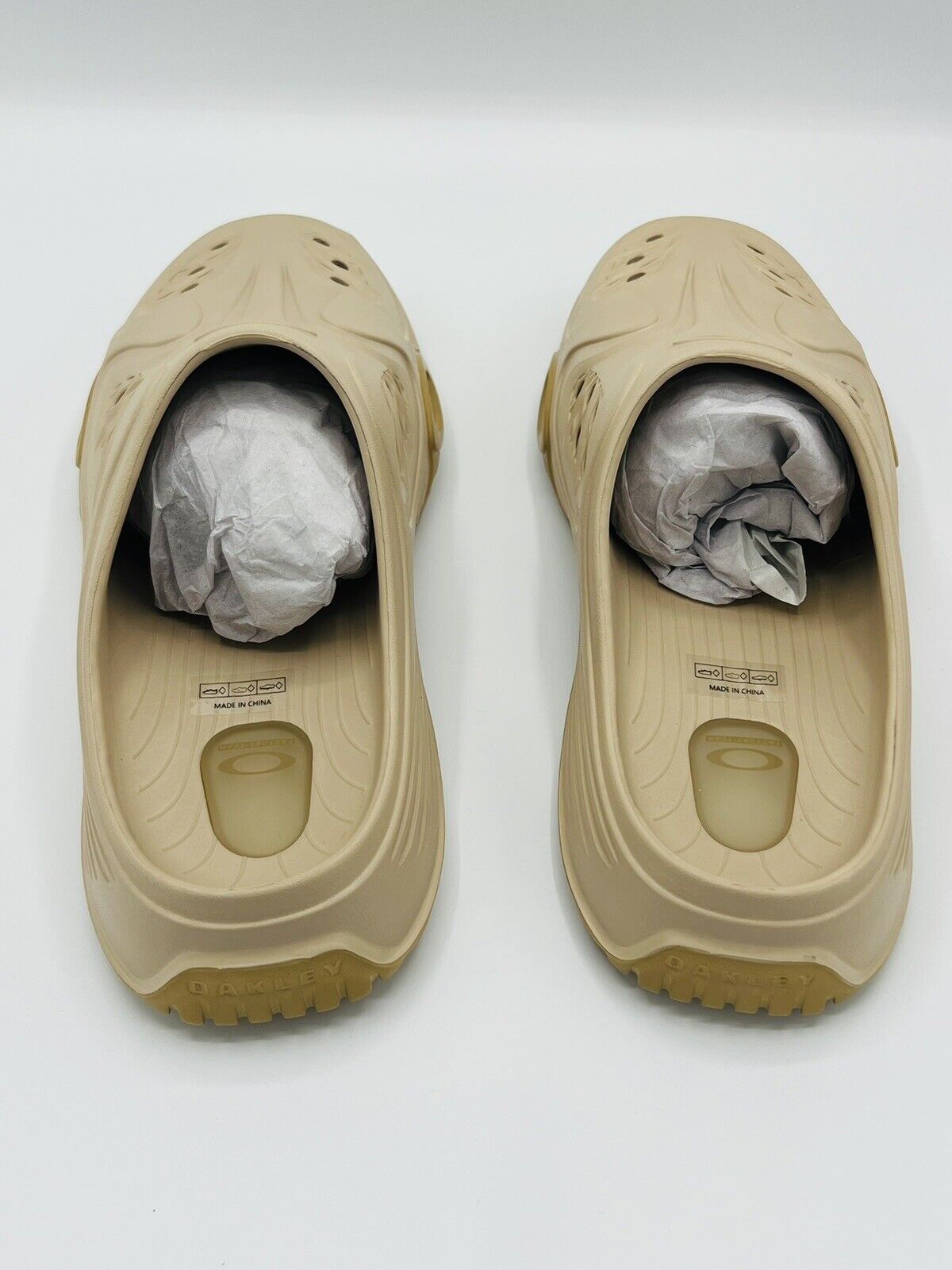 NEW OAKLEY FACTORY TEAM BRAIN DEAD PAGURO SLIDE MULE BEIGE NEW OAKLEY FACTORY TEAM BRAIN DEAD PAGURO SLIDE MULE BEIGE