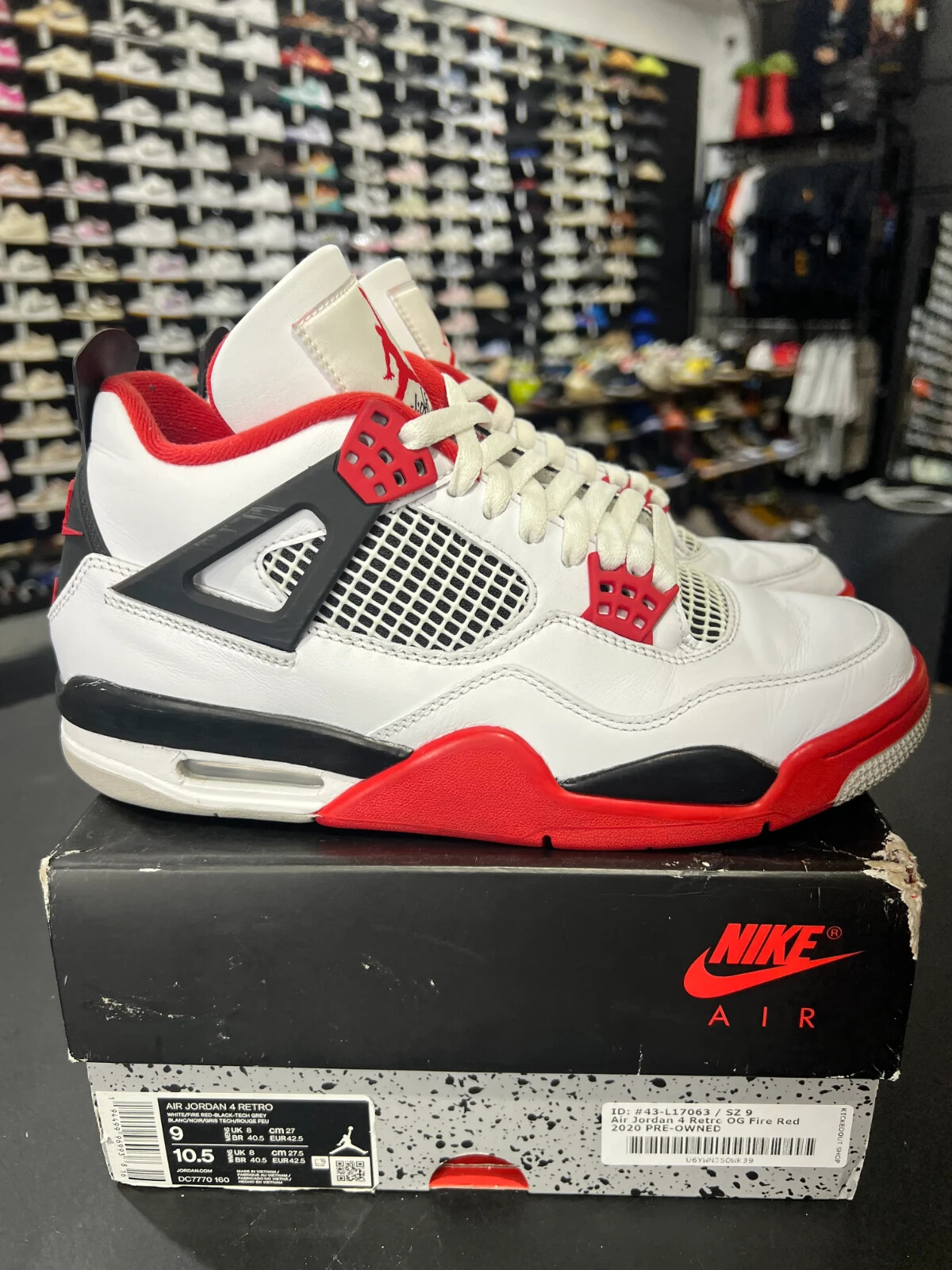 Size 9 - Jordan 4 Retro OG Mid Fire Red - PREOWNED Size 9 - Jordan 4 Retro OG Mid Fire Red - PREOWNED