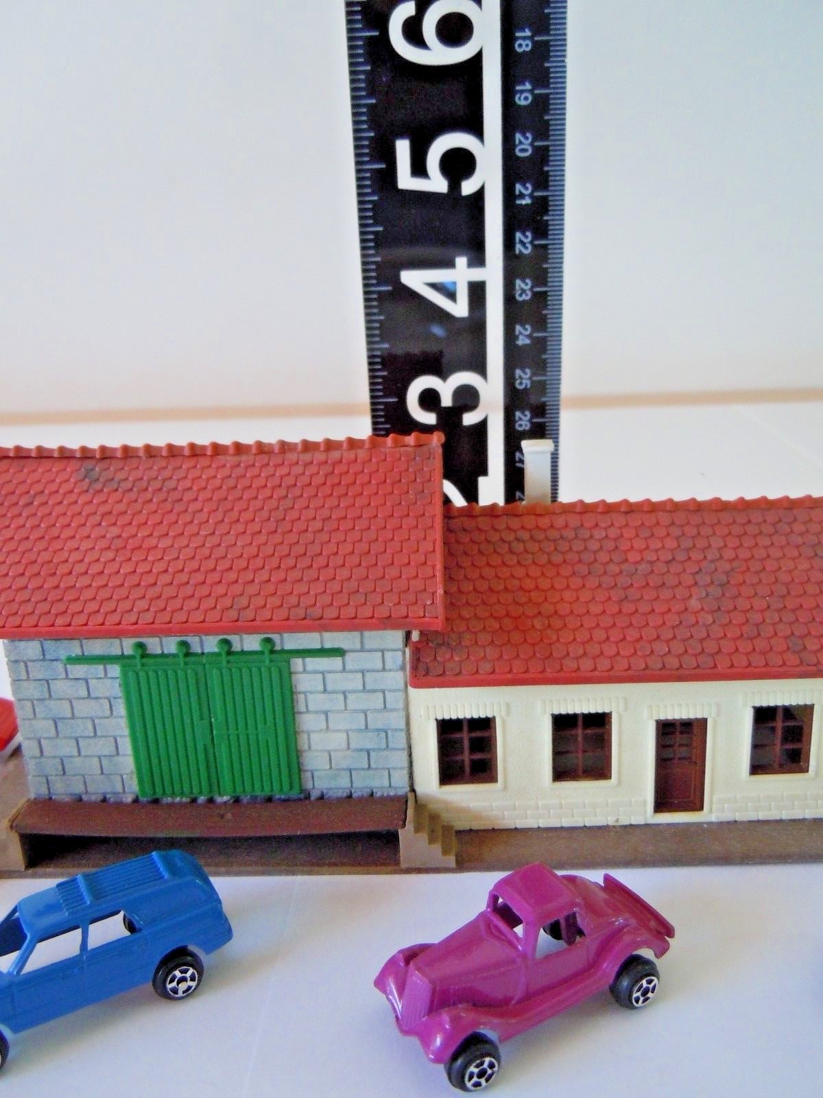 HO Scale, Unbranded, Maintenance Building  & 7 Cars, Pre-Owned ~ Inventory #1503