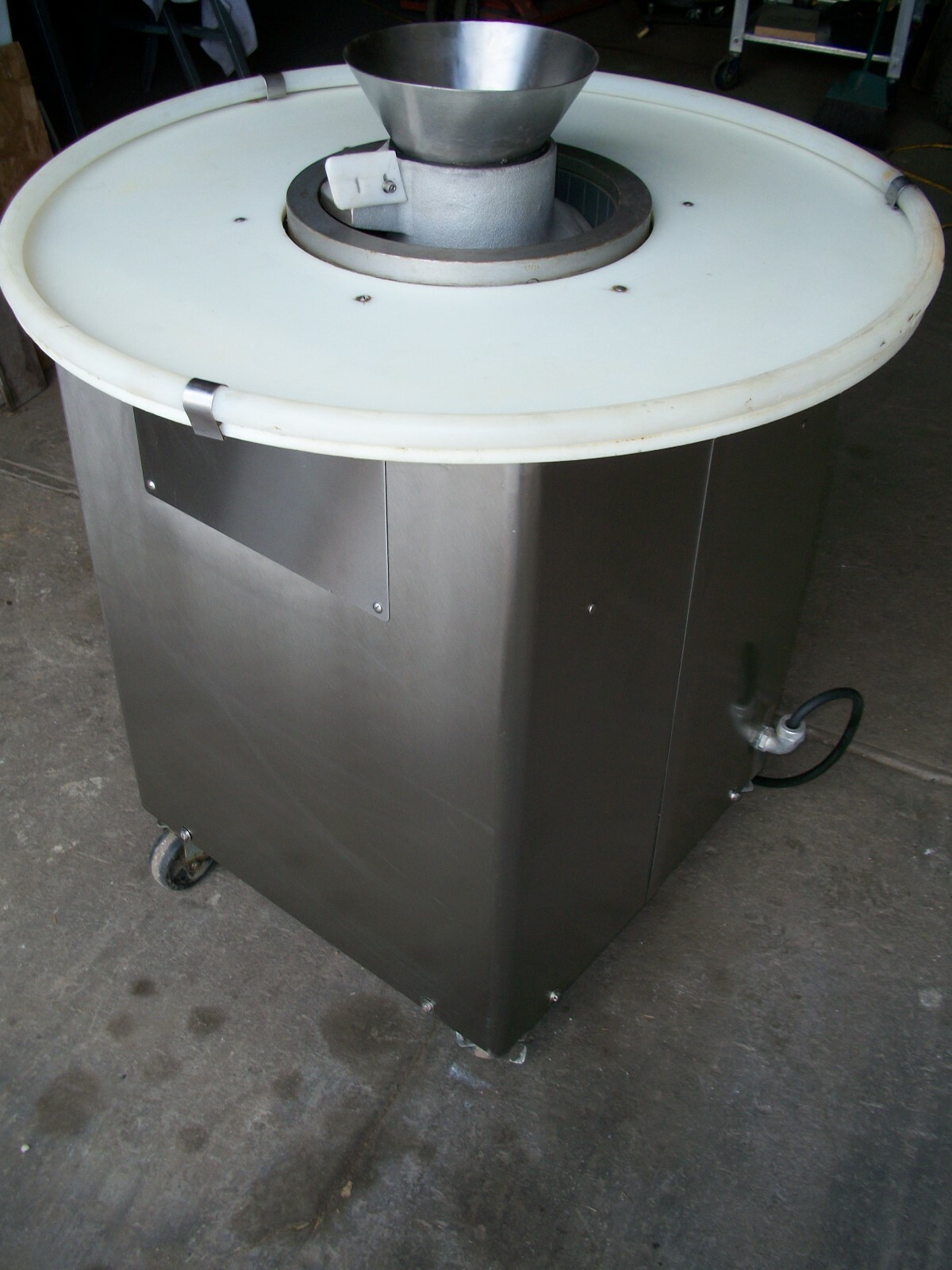 AM model R900 Round-O-Matic dough baller