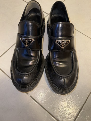【VIP価格】 PRADA Triangle Logo Chocolate Brushed ローファー PRADA Triangular Logo Metallic Leather Chocolate Loafers