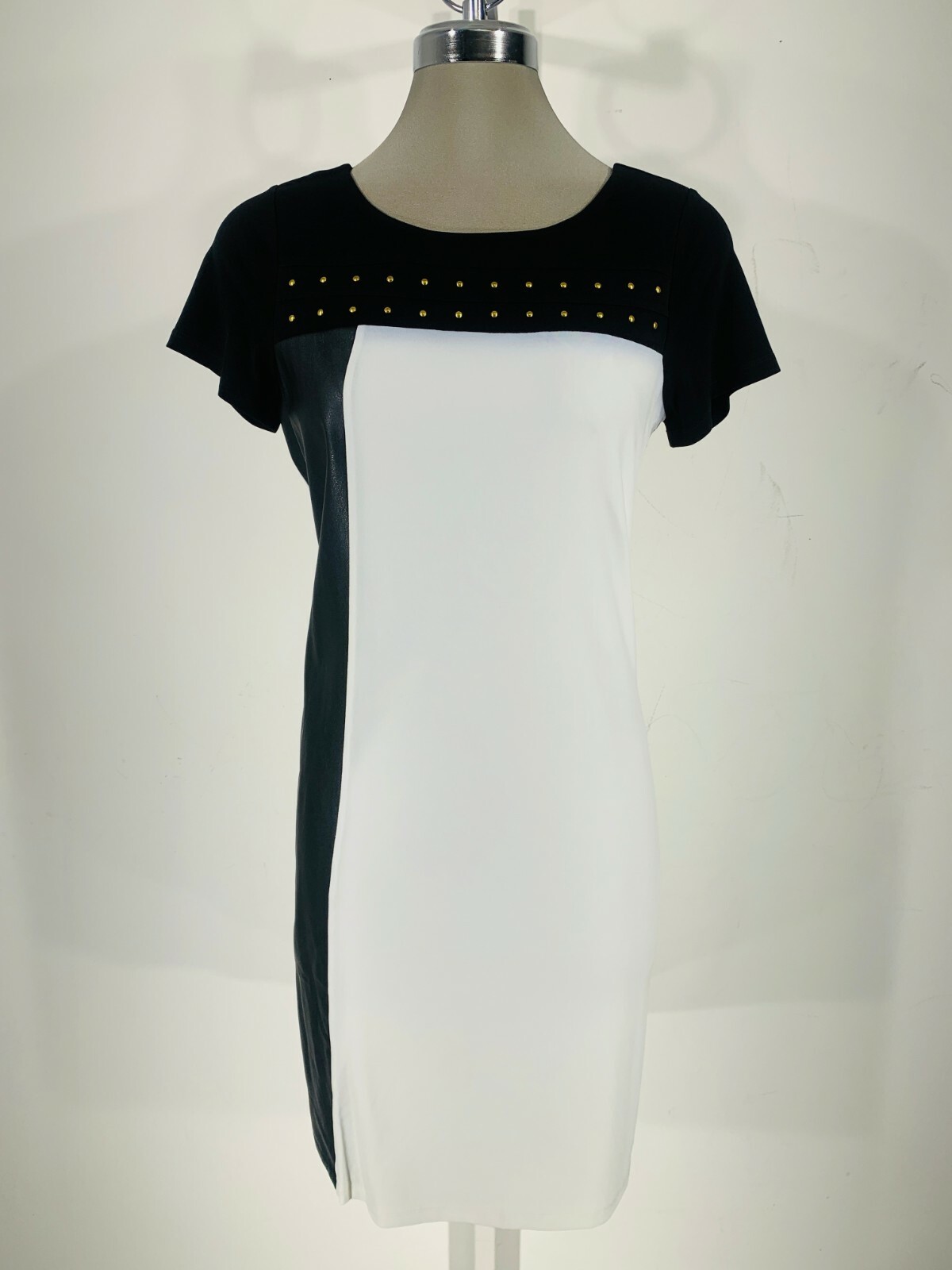 Элегантное платье Calvin Klein NWT в бело-ЧЕРНЫЙ цвет с золотыми заклепками, размер XS