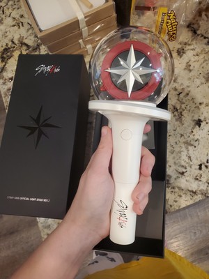 アイドル Stray Kids OFFICIAL LIGHT STICK VER.2 Amazon.com: Stray Kids - Official Light Stick Ver.2 : Sports