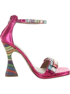

BETSEY JOHNSON Женские розовые босоножки на каблуке с драгоценными камнями Emani Toe на скульптурном каблуке, Розовый, EMAN01S5913050
