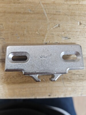 (10pc)BLUM zinc Compact 33 Mounting Plate, For a 1-1/4'' Overlay, part# 130.1131 