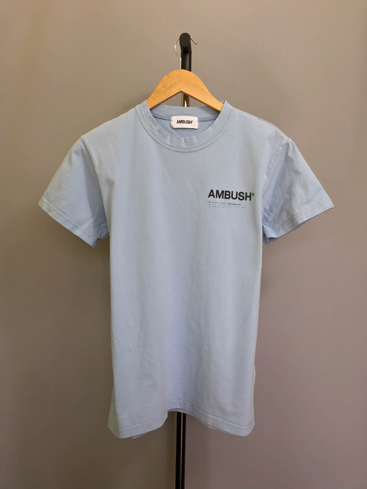 AMBUSH.Tシャツ AMBUSH logo-embroidered crew-neck T-shirt | Black | FARFETCH