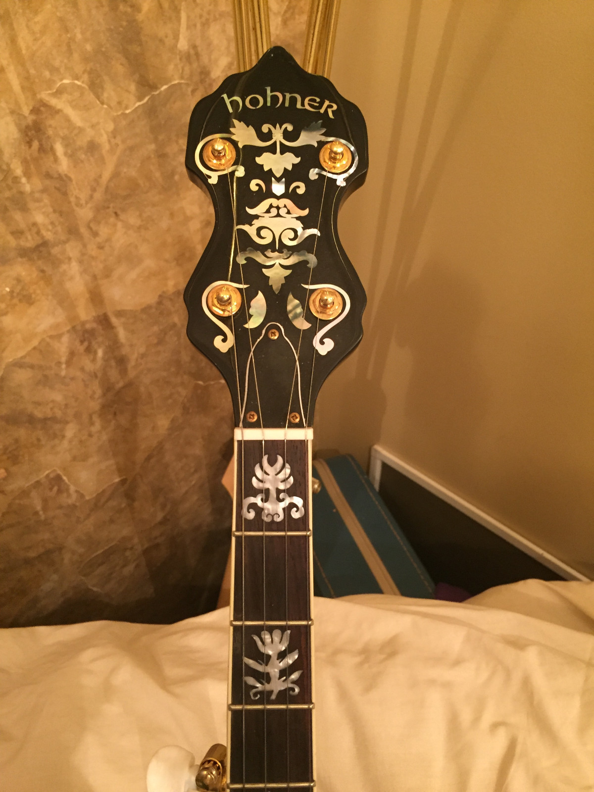 Hohner 5 String Banjo w/Gold Plated 5th String Banjo Capo and Hard Shell Case