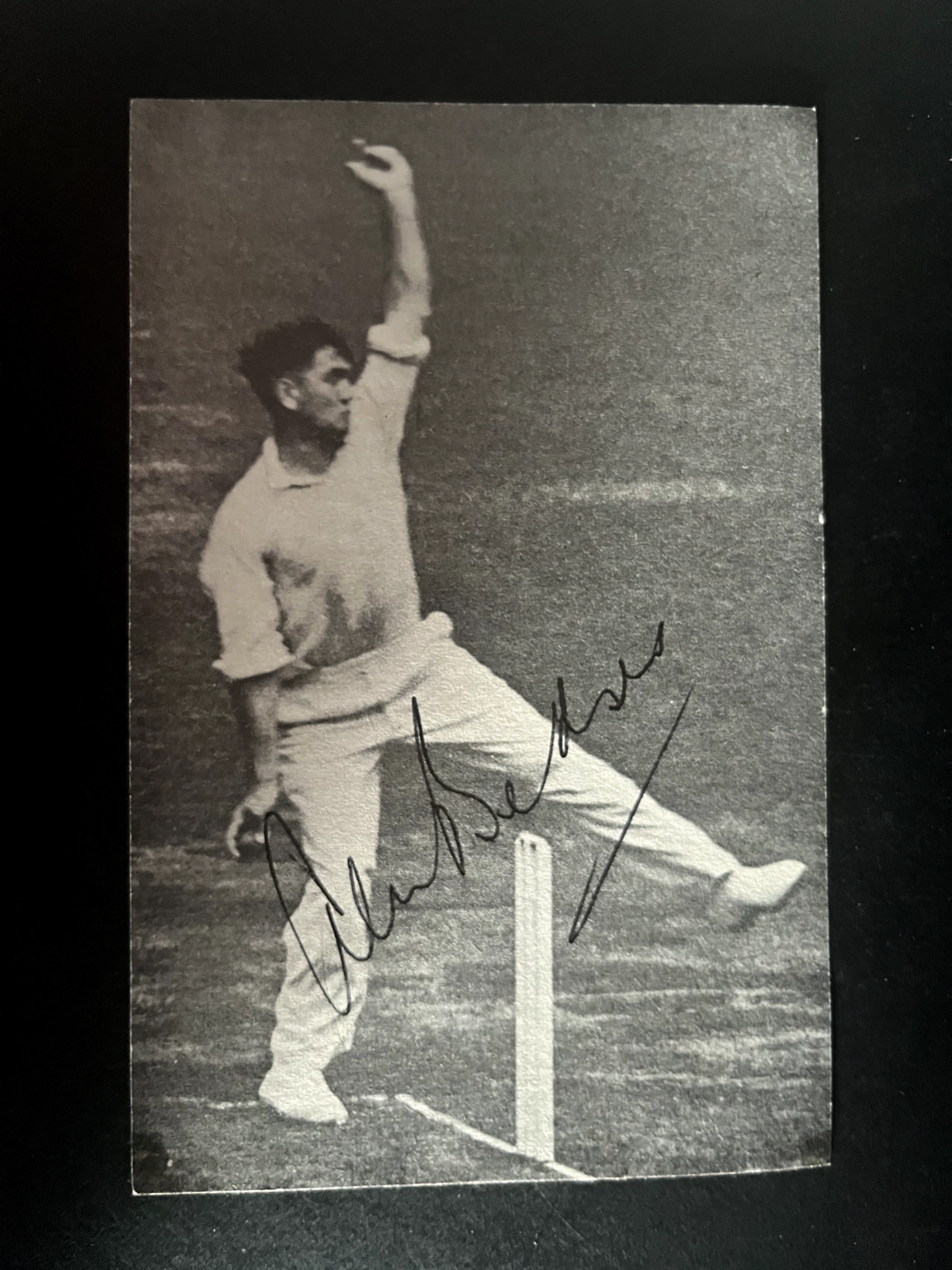 ALEC BEDSER - FORMER ENGLAND TEST CRICKETER - SIGNED NEWSPAPER PHOTO