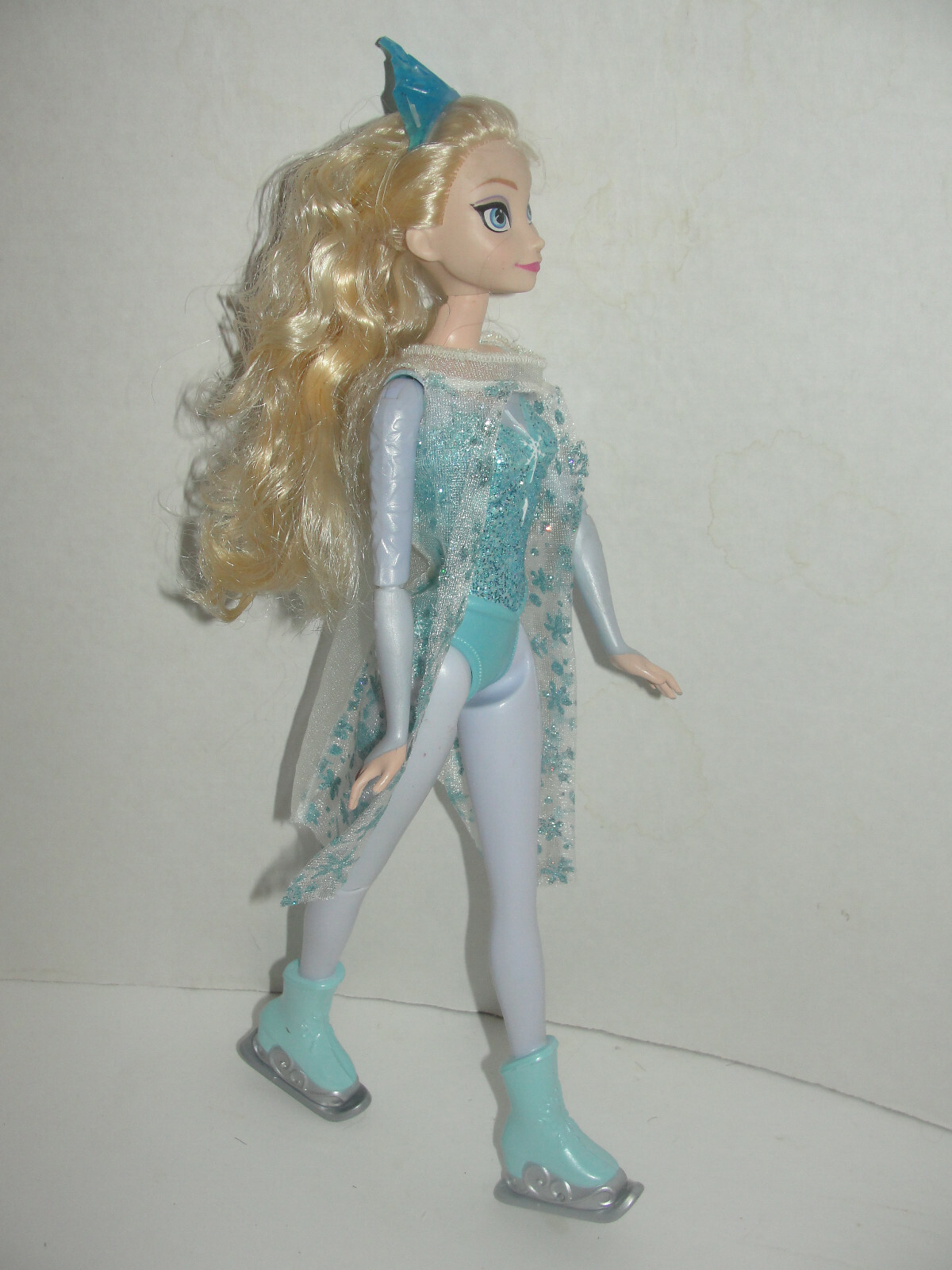 Disney Frozen Ice Skating Princess Elsa Doll Articulated Mattel Snow Cape