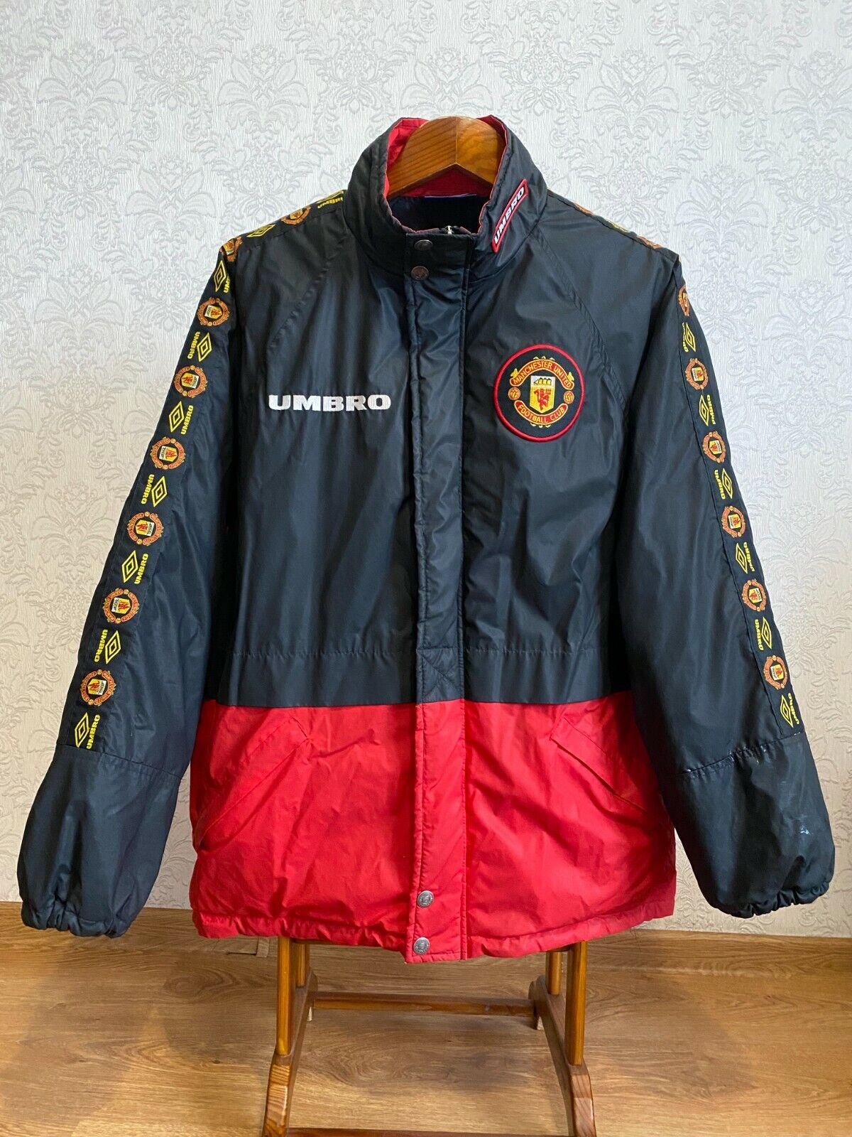 Manchester United 1997 1998 Umbro Sharp Bench Coat Jacket Manchester United 1997 1998 Umbro Sharp Bench Coat Jacket