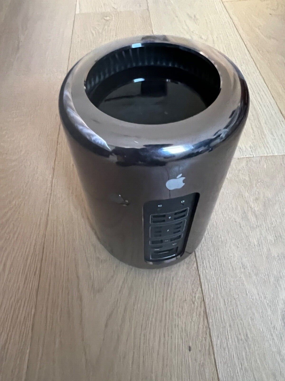 Apple Mac Pro (256GB SSD, Quad-Core Xeon E5, 3.7GHz, 8GB RAM Apple Mac Pro (256GB SSD, Quad-Core Xeon E5, 3.7GHz, 8GB RAM