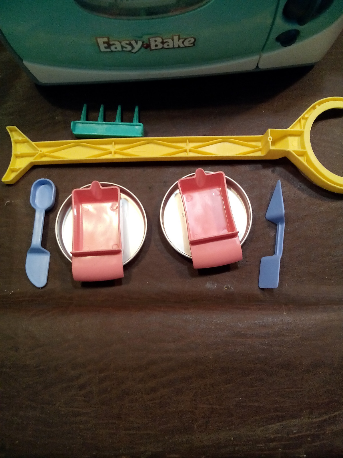 VINTAGE EASY BAKE OVEN AND SNACK CENTER MODEL# 35230