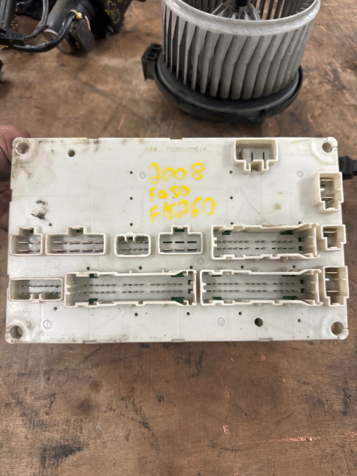 2008 TO 2010 MITSUBISHI FUSO FM FK FUSE BOX GOOD SEE PICS