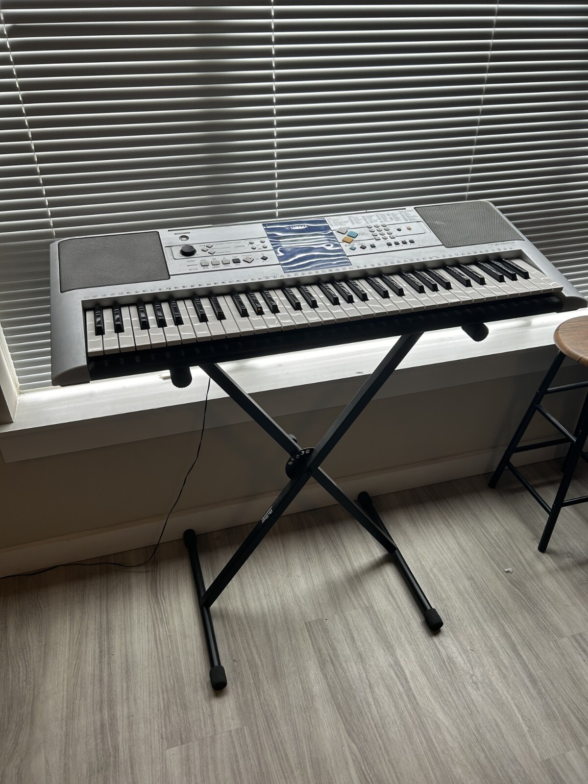 ヤマハＰSRＥ323 Yamaha PSR-E323 Keyboard, Silver, 61 Keys WITH ADAPTER AND