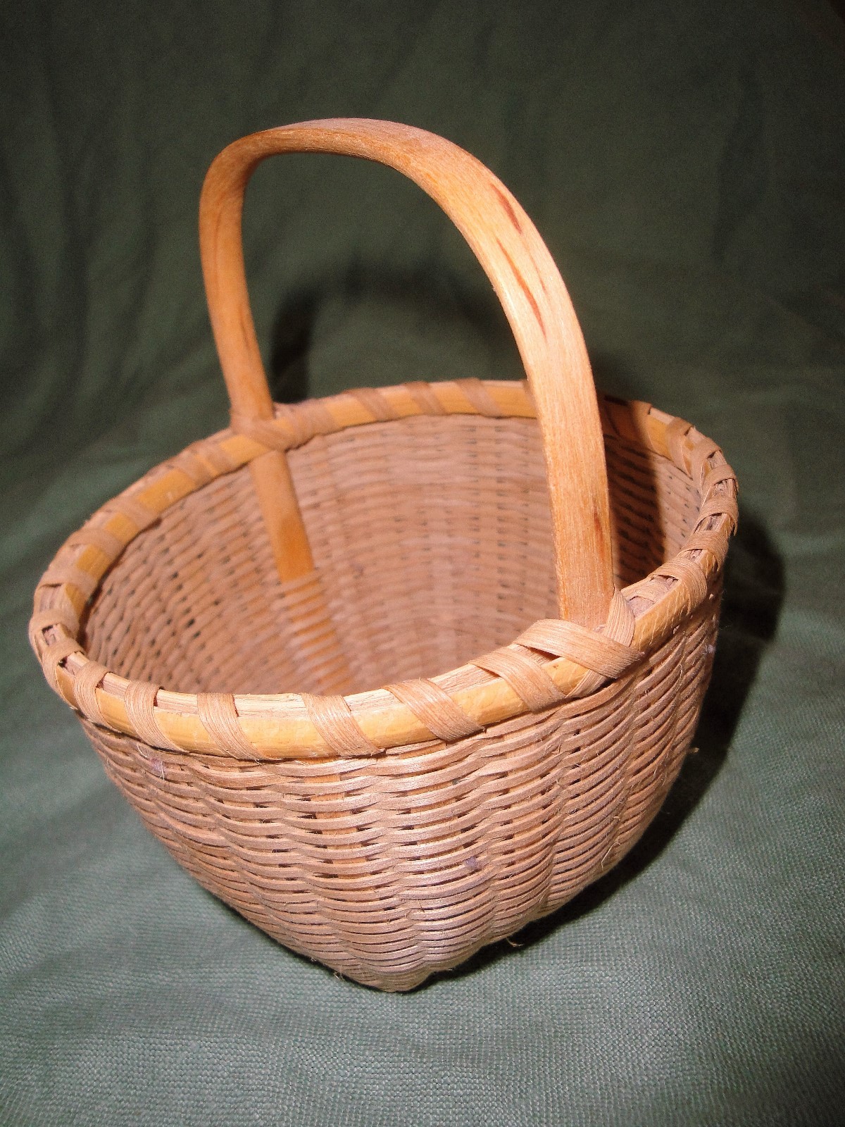 (2738) 1 small Homemade basket signed M 6x5x5