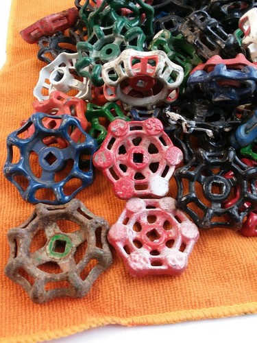 (100) Vintage Cast Iron & aluminum Valve Handles Steampunk Industrial Arts