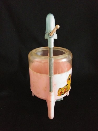 VTG ORIGINAL SNOW WHITE AND THE SEVEN DWARFS PLATIC WIND-UP WASHING MACHINE 1950