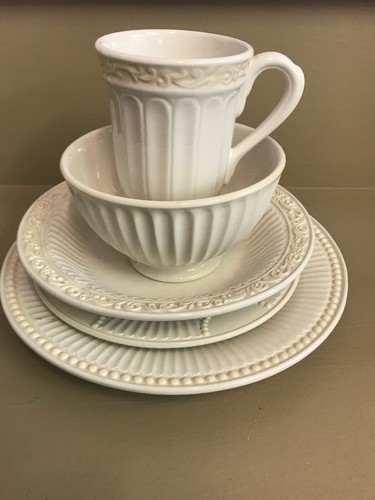 NEW LENOX BUTLERS PANTRY BUFFET WITH SAKT AND PEPPER SHAKERS. 7 PIECE SET.