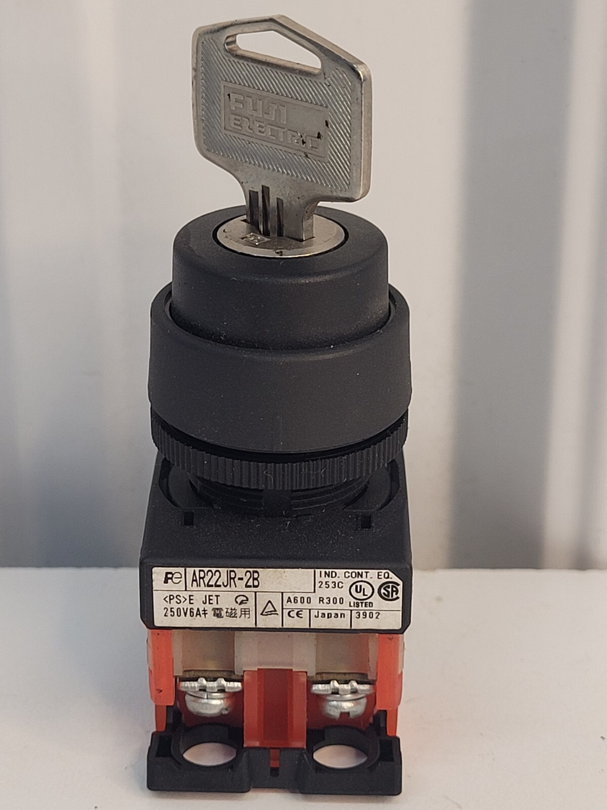 Fuji AR22JR-2A11A Keyed Selector Switch AR22JR-2A 2