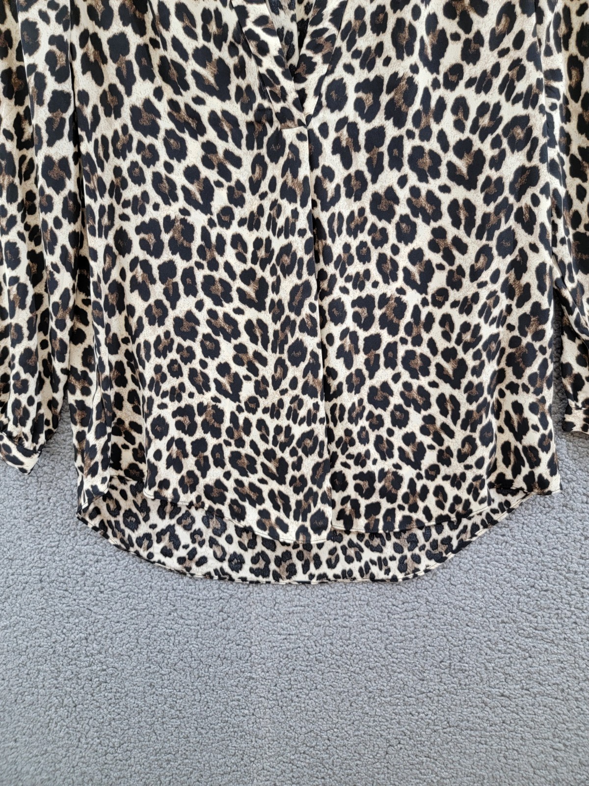 Vince Camuto Leopard Print V-Neck Top Women's S Rich Black Multi 3/4 Sleeve - Picture 4 of 16
