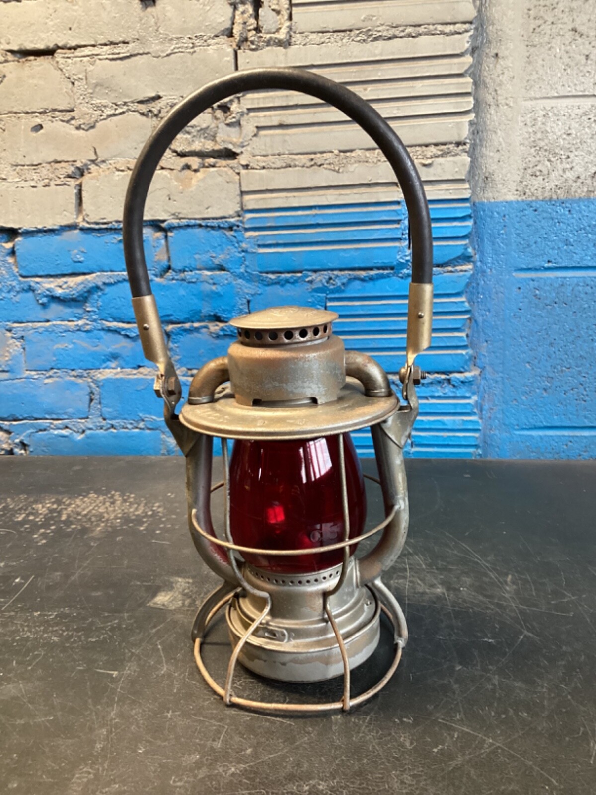 DIETZ VESTA NEW YORK CENTRAL (HD BAIL)RAILROAD LANTERN W/RED DIETZ VESTA NEW YORK CENTRAL (HD BAIL)RAILROAD LANTERN W/RED