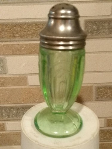 VINTAGE HAZEL ATLAS Green Uranium Vaseline Glass Shaker Panel