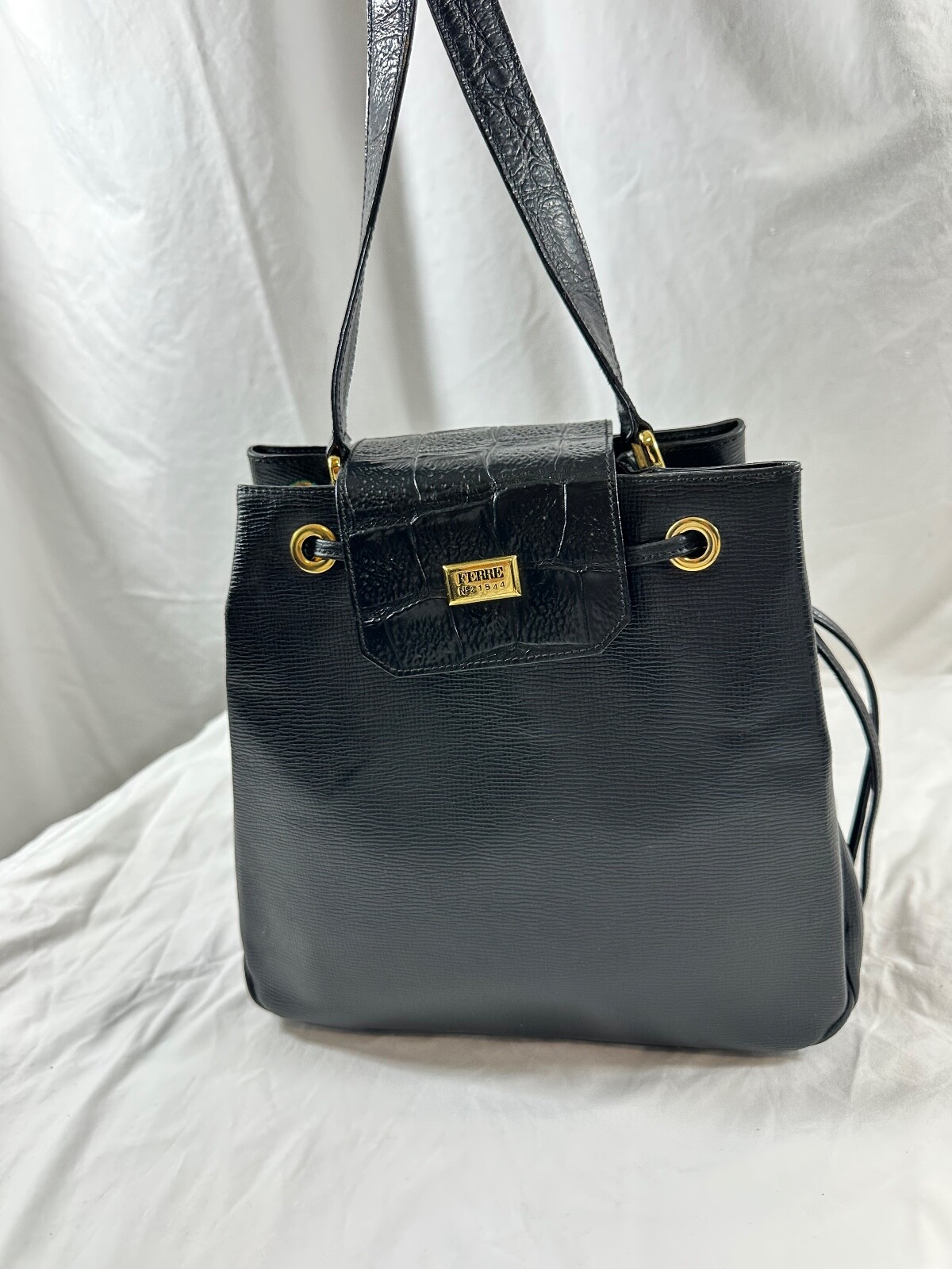 価格20万円 GIANFRANCO FERRE ショルダーバッグ 本革イタリア製