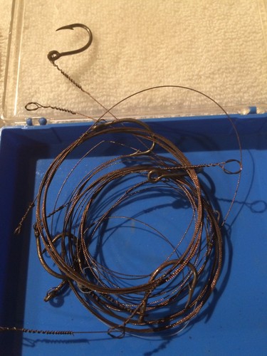 VINTAGE LOT OF 17 METAL BIG FISH LEADER LINES & HOOKS, LEADER BOX