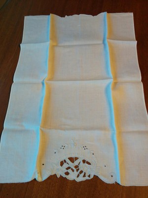 Set 2 Matching Vintage White Cotton with Floral Embroidery Cut Out Guest Towels