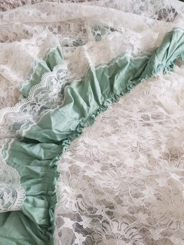 ANTIQUE VTG HANDMADE 84X130 LG NET LACE BEDSPREAD COVERLET IVORY TAMBOUR FLOWERS