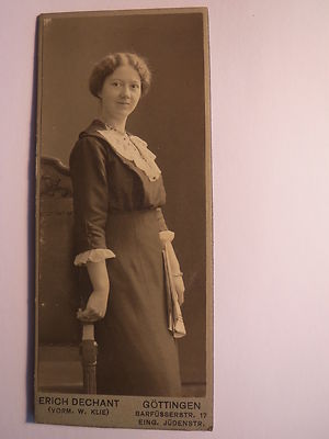 Göttingen - stehende junge Frau mit Zeitung in der Hand / CDV