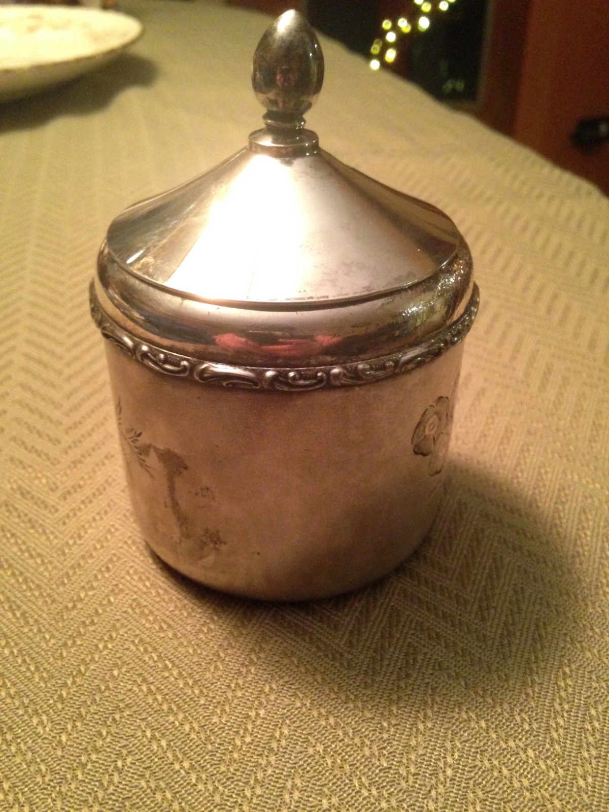 Meriden Silverplate Dresser Jar Round Trinket Box Flowers 028