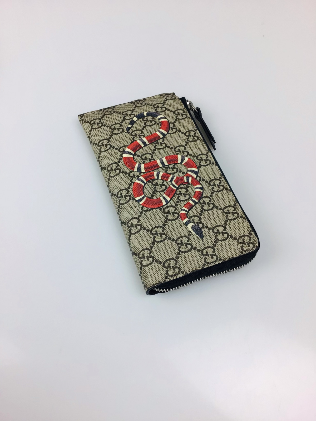 Pre-owned Supreme Authentic Gucci Gg  Snake Print L-shaped Zipper Wallet 575364 K561n In Beige
