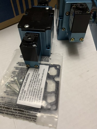 MAC Valves Inc. 6321D-611-PM-111DA Pilot Operated Directional Valve W/ Manifold