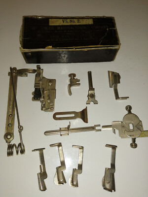 Rare boite The Singer Manufacturing Company avec accessoires machine à coudre