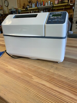 Zojirushi Home Bakery Supreme BBCC-X20 Bread Machine 2LB Great CONDITION & Book