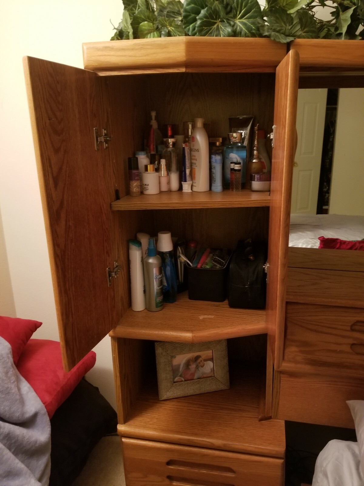 Bedroom furniture, 6 piece oak good condition used bedroom set.