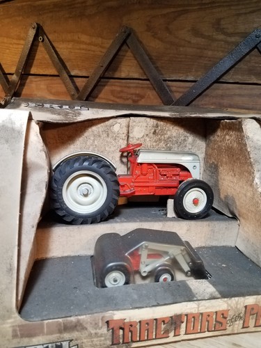 2 Ford 8N Tractors & Loader 1/16 1/43 Ertl Toy Set 867 Tractors of the Past 1987