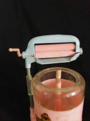 VTG ORIGINAL SNOW WHITE AND THE SEVEN DWARFS PLATIC WIND-UP WASHING MACHINE 1950