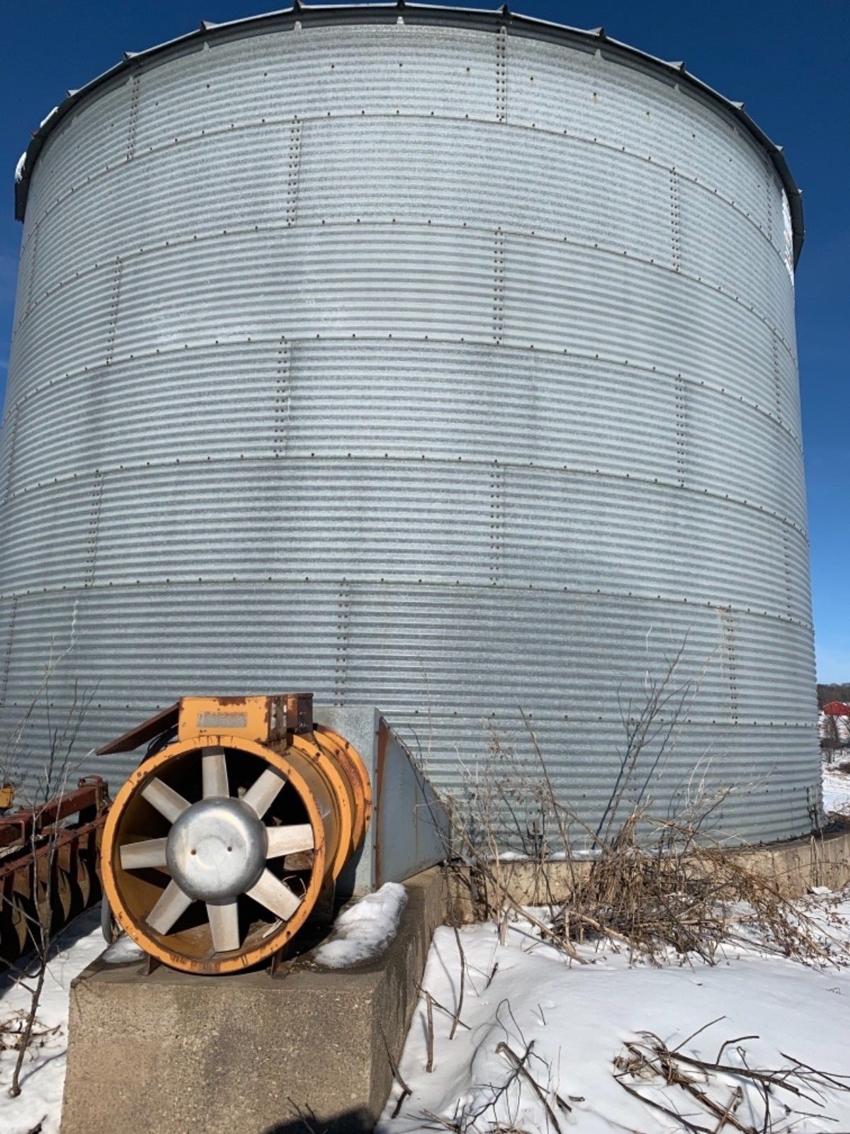 GSI grain bin 27’ x 7 rows 9700 bushel with drying floor