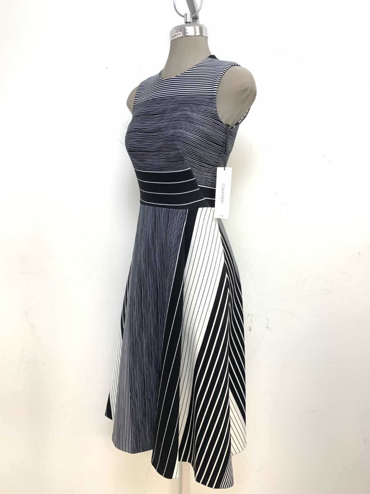 

Новое платье Calvin Klein NWT BLACK/CREAM белое в полоску с пышной юбкой, размер 6, Black and cream