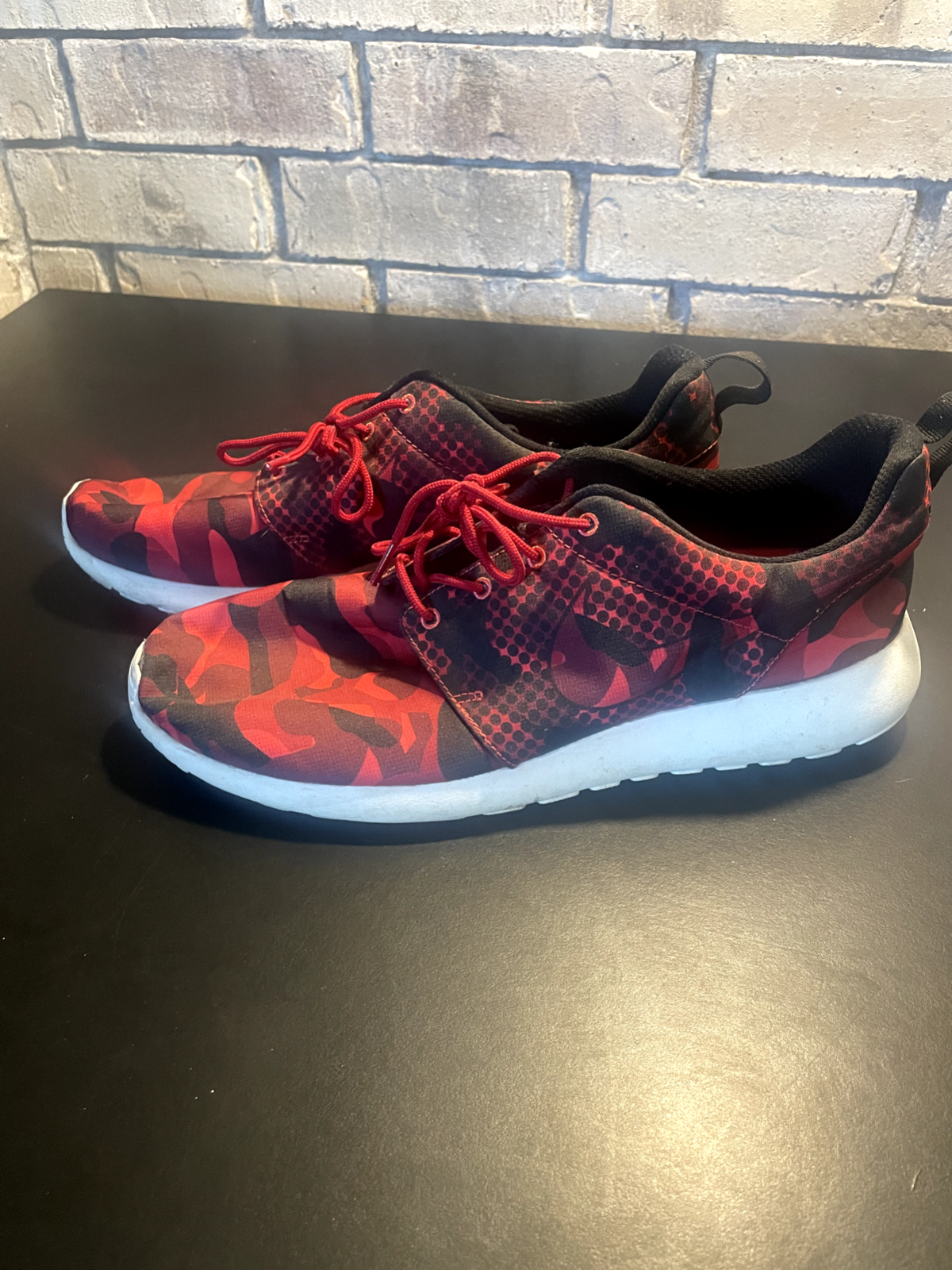 NIKE ROSHE ONE PRINT MENS RED CAMO RUNNING SHOES - MENS SIZE 