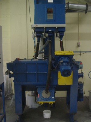 Shot blast machine for blasting wire   only used for 725 working hours