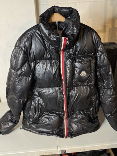 Men's Designer Moncler Puffer jacket size 5 very good Men's Designer Moncler Puffer jacket size 5 very good