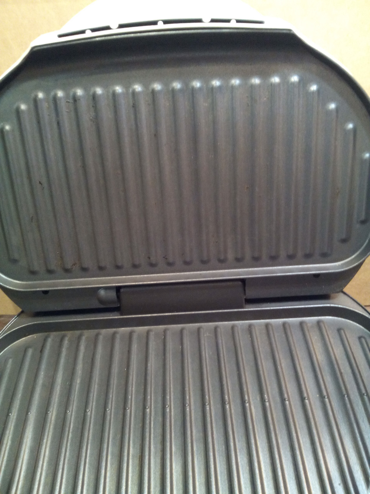 GEORGE FOREMAN JUMBO SIZE LEAN MEAN FAT REDUCING GRILLING MACHINE MODEL# GR35